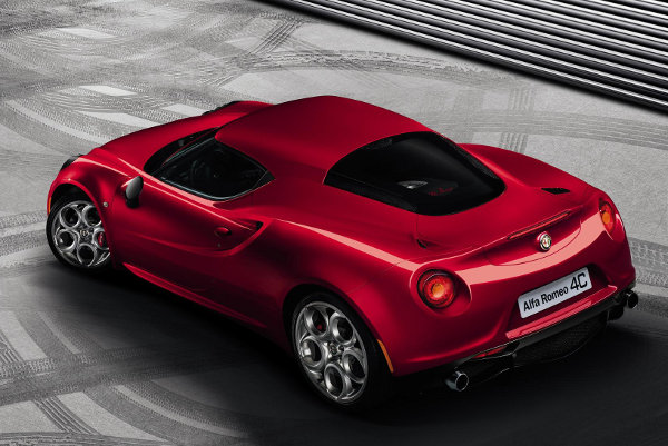 Alfa Romeo apresenta esportivo 4C